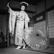 1952-53_Japan_Geisha_at_Kumachi-En_285.jpg (729141 bytes)