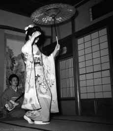 1952-53_Japan_Geisha_at_Kumachi-En_286.jpg (829875 bytes)