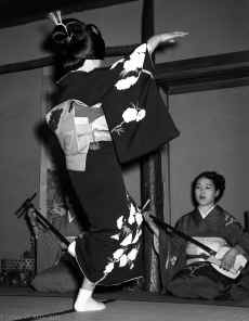 1952-53_Japan_Geisha_at_Kumachi-En_288.jpg (687902 bytes)