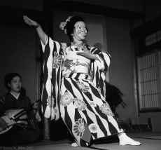 1952-53_Japan_Geisha_at_Kumachi-En_290.jpg (626096 bytes)