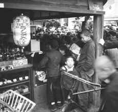 1952-53_Japan_Tachikawaa_City_297.jpg (1333992 bytes)