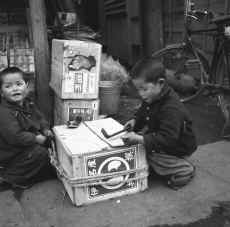 1952-53_Japan_Tachikawaa_City_300.jpg (1078698 bytes)