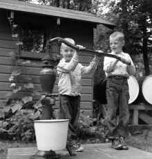 1952-circa_Herman_Family_Mitchell_Lake_579.jpg (14894809 bytes)