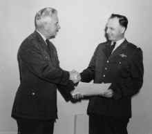 1960 James Louis Blilie Receiving Cert USAF.jpg (251715 bytes)