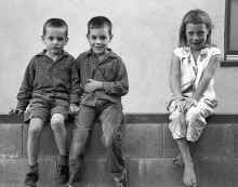 1960_Kyber_Kids_Canoga_PArk_471.jpg (3435100 bytes)