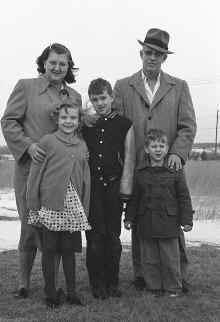 1961_February_Walter_Harrington_Family_570.jpg (2825065 bytes)