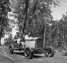 1962-06_Herman_Family_Model_A_606.jpg (12392365 bytes)