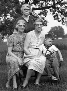 1962_June_Glenwood_City_WI_Family_718.jpg (3288402 bytes)