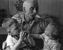 1962_June_Glenwood_City_WI_Family_723.jpg (3422562 bytes)