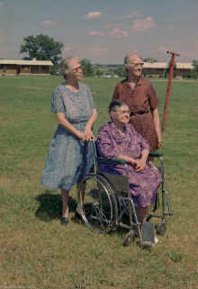 1963-07_JLBlilie_Family_328_Josie_Julie_Selma.jpg (2600048 bytes)