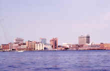 1963-07_JLBlilie_Family_340_Norfolk_Waterfront.jpg (1346393 bytes)