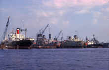 1963-07_JLBlilie_Family_341_Norfolk_Waterfront.jpg (1537845 bytes)