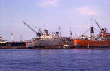 1963-07_JLBlilie_Family_344_Norfolk_Waterfront.jpg (1857551 bytes)