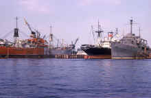 1963-07_JLBlilie_Family_345_Norfolk_Waterfront.jpg (1675415 bytes)