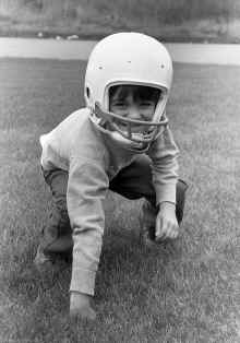 1971_Jon_V_Blilie_football_715.jpg (3204917 bytes)