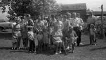 1972-Family_Group_Bert_Richards_Farm_748.jpg (3397470 bytes)
