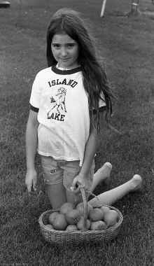 1973_Julie_E_Blilie_tomatoes_798.jpg (2805356 bytes)