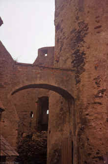 1974-02_JL_Blilie_Family_642_Durnstein_Castle.jpg (1438027 bytes)