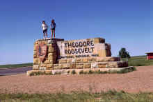 1974-06_JL_Blilie_Family_660_NDak_Badlands.jpg (2554985 bytes)