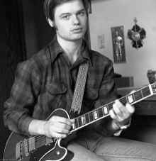 1980_Charles_L_Blilie_Guitar_370.jpg (2873687 bytes)