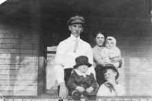 Harrington_Family_circa_1914_A.jpg (135765 bytes)
